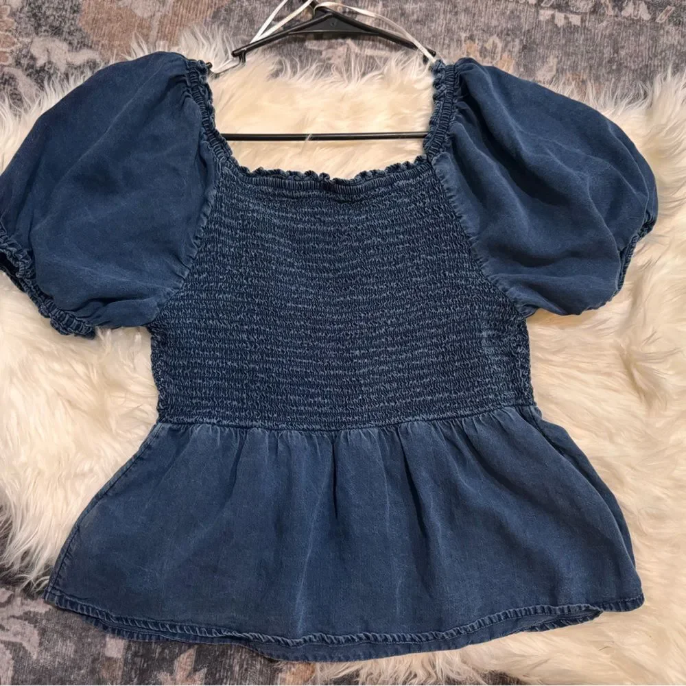 Old Navy Women’s Smocked Puff Sleeve Blouse in Chambray M